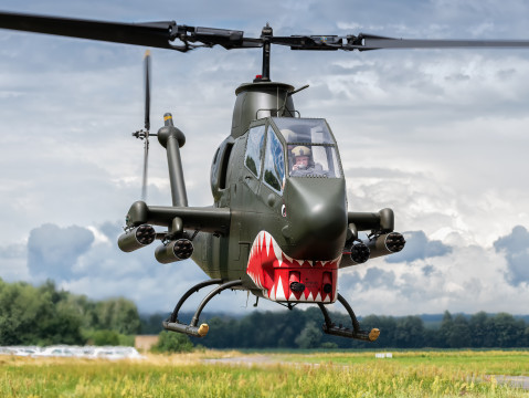 vrtulník AH-1 Cobra ve vzduchu