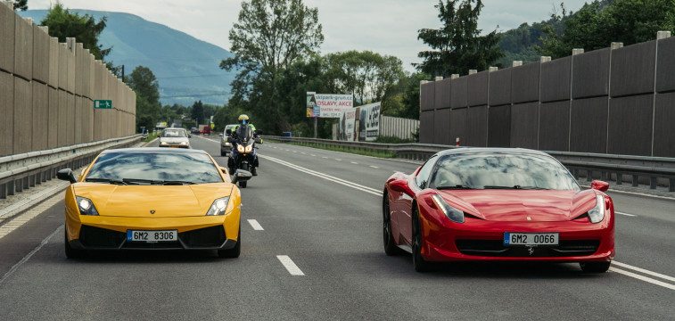 Lamborghini Gallardo v tandemu s Ferrari