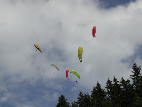 Paragliding - více kluzáků ve vzduchu