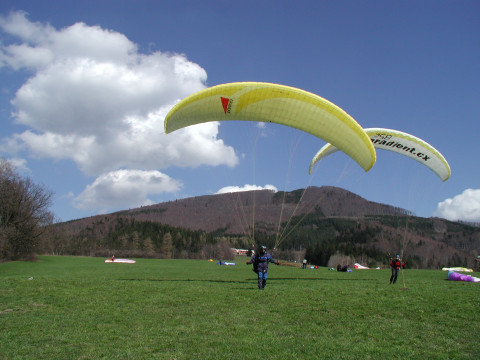 Kurz paraglidingu - seznamování s kluzákem