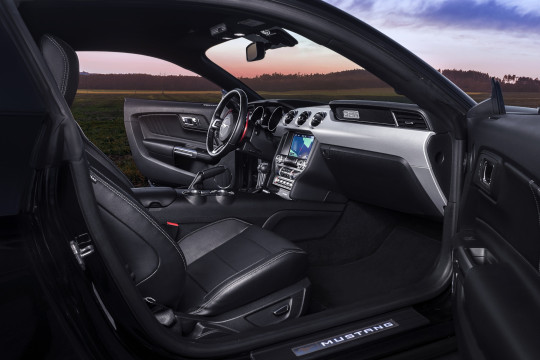 interiér ve Fordu Mustang GT 5.0 V8