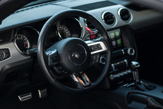 Ford Mustang GT 5.0 V8 - interiér