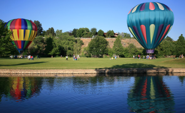 Vzlet balónu u jezera