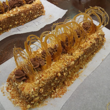 Nugátovo griliášový dort a ozdoby z karamelu