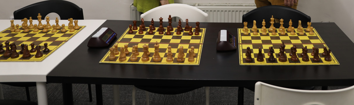 Šachy s Mistrem - stůl