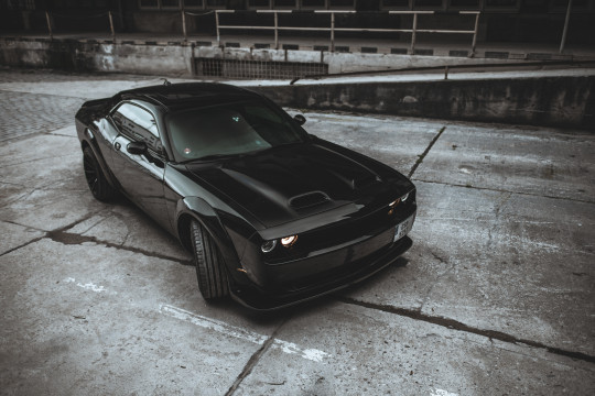 černý Dodge Challenger