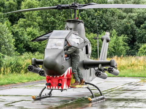 vrtulník AH-1 Cobra na zemi