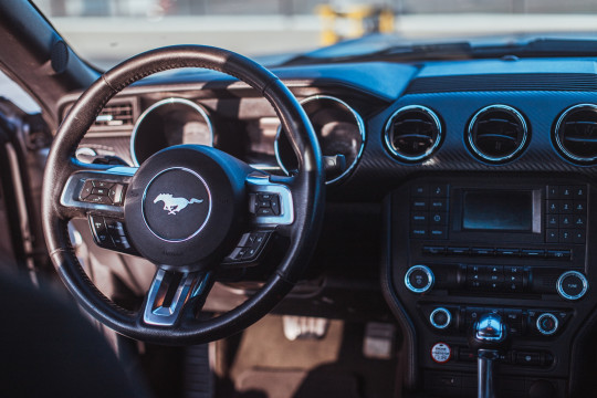 Ford Mustang - interiér
